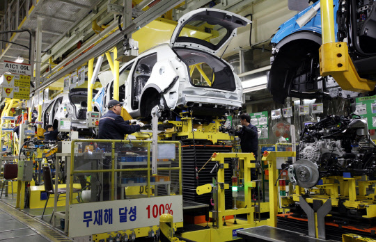 쌍용차동차 평택공장 조립 1라인에서 근로자들이 '코란도C' 를 생산하고 있다. 쌍용차 제공